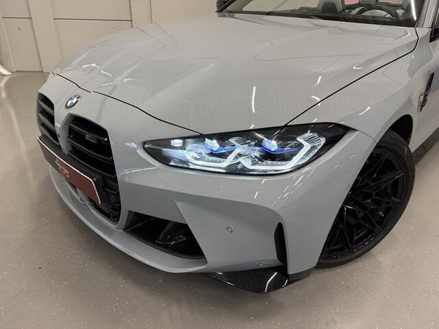 BMW M4 4-serie Cabrio xDrive Competition CARBON/KERAMISCH/TRACK-PACK/CURVED DASHBOARD/NEKVERWARMING/ADAPTIVE M-ONDERSTEL/H&K/HEAD-UP/360CAMERA/19"-20"BREEDSET/FACELIFT MODEL 2024/BROOKLYNGRAU/ONE OF A KIND/FABRIEKSGARANTIE T/M 08-20