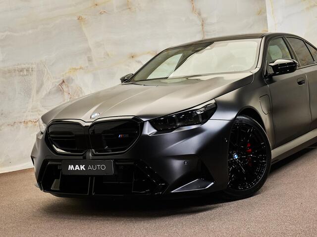 BMW M5 Limousine V8 M Hybrid, Direct leverbaar!, Frozen, pano, B&W, 21'', stl.ventilatie, tr.haak, leder, privacy