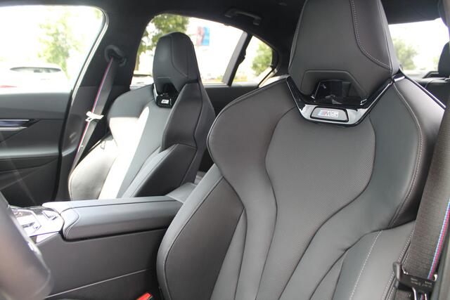 BMW M5 5 Serie High Executive Automaat / M Drive Professional / Trekhaak / Bowers & Wilkins / Parking Assistant Professional / M Multifunctionele Stoelen / M Carbon-keramische remmen