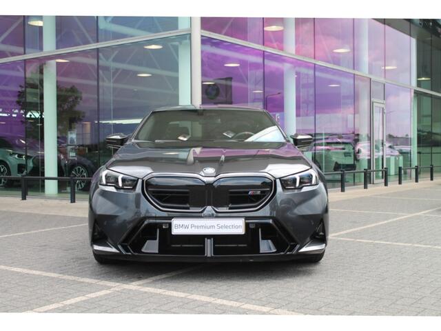 BMW M5 5 Serie High Executive Automaat / M Drive Professional / Trekhaak / Bowers & Wilkins / Parking Assistant Professional / M Multifunctionele Stoelen / M Carbon-keramische remmen