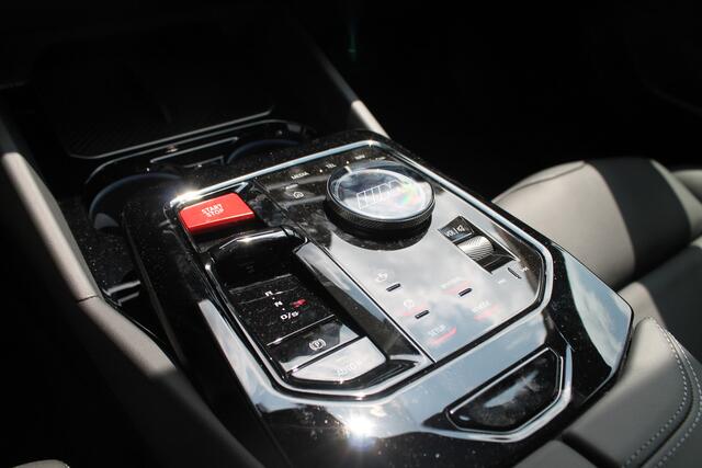 BMW M5 5 Serie High Executive Automaat / M Drive Professional / Trekhaak / Bowers & Wilkins / Parking Assistant Professional / M Multifunctionele Stoelen / M Carbon-keramische remmen