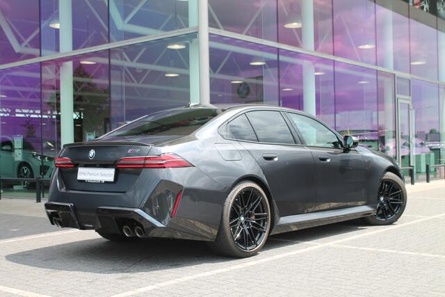 BMW M5 5 Serie High Executive Automaat / M Drive Professional / Trekhaak / Bowers & Wilkins / Parking Assistant Professional / M Multifunctionele Stoelen / M Carbon-keramische remmen