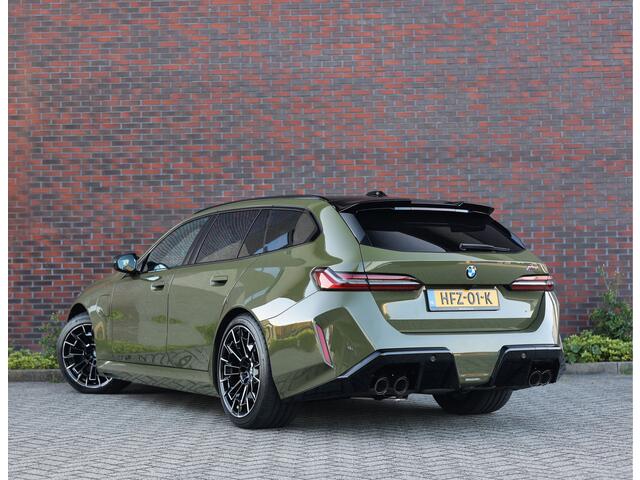 BMW M5 5-serie Touring | Direct leverbaar - Urban Green - Drivers Pack