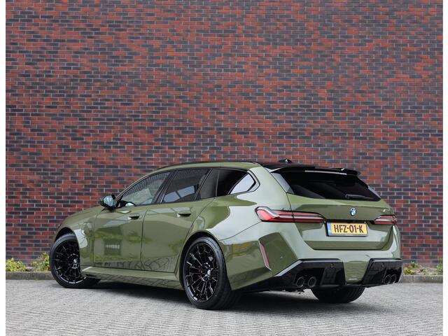BMW M5 5-serie Touring | Direct leverbaar - Urban Green - Drivers Pack