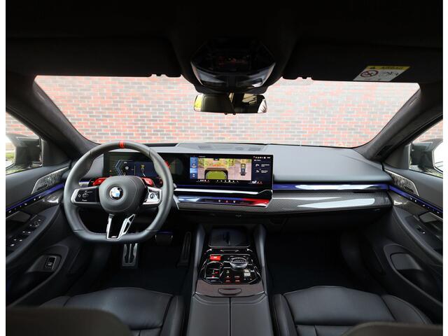 BMW M5 5-serie Touring | Direct leverbaar - Urban Green - Drivers Pack