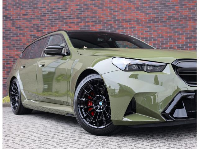 BMW M5 5-serie Touring | Direct leverbaar - Urban Green - Drivers Pack