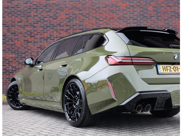 BMW M5 5-serie Touring | Direct leverbaar - Urban Green - Drivers Pack