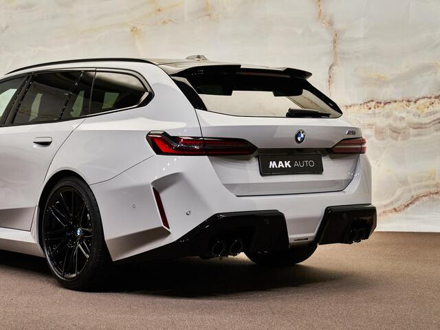BMW M5 Touring V8 M Hybrid, Sonderlackierung, pano, alcantara, B&W, 21'', stl.ventilatie, tr.haak, memory, leder, privacy