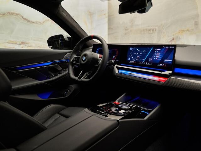 BMW M5 Touring V8 M Hybrid, Sonderlackierung, pano, alcantara, B&W, 21'', stl.ventilatie, tr.haak, memory, leder, privacy