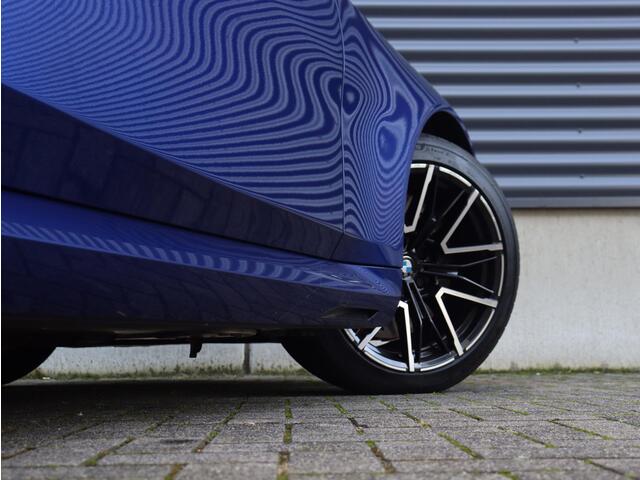 BMW M5 Sedan | High Executive | Driving Assistant Prof. | Carbon Exterieur Pakket | Trekhaak | M Drivers Pack | Parking Assistant Prof. | Bowers & Wilkins | Head-Up | 20/21'' LMV