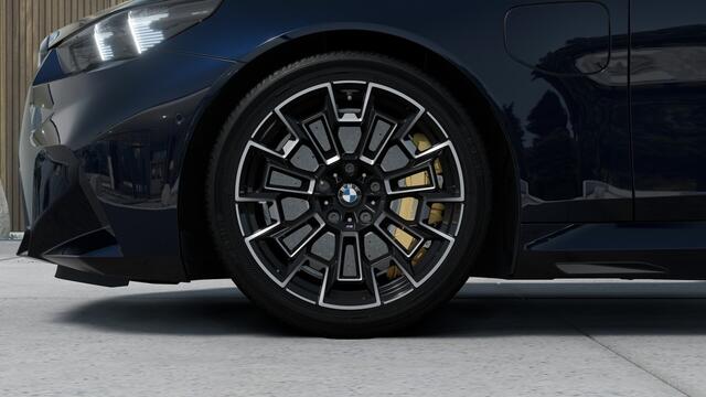 BMW M5 5 Serie Automaat / M Drive Professional / Trekhaak / Carbon-keramische remmen / Carbon Pack / Comfort Access / Bowers & Wilkins / Stoelventilatie / Adaptieve LED