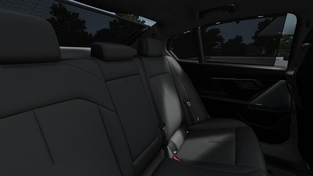 BMW M5 5 Serie Automaat / M Drive Professional / Trekhaak / Carbon-keramische remmen / Carbon Pack / Comfort Access / Bowers & Wilkins / Stoelventilatie / Adaptieve LED