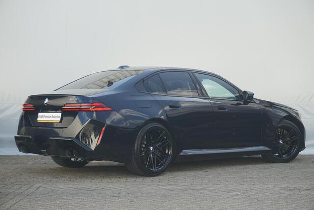 BMW M5 5-serie Sedan | M Driver's Pack / Driving Assistant Professional / Parking Assistant Professional / Trekhaak / Alcantara Hemelbekleding / Comfort Pack / 21 Inch