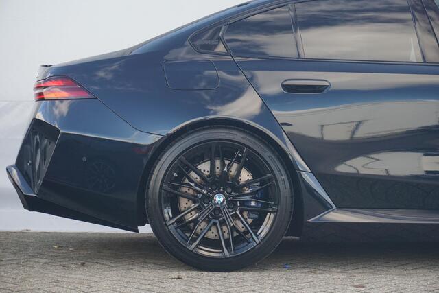 BMW M5 5-serie Sedan | M Driver's Pack / Driving Assistant Professional / Parking Assistant Professional / Trekhaak / Alcantara Hemelbekleding / Comfort Pack / 21 Inch