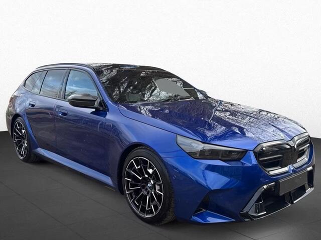 BMW M5 5-serie Touring ** M-DRIVER PACK (305 km/h), B&W, PANO, TREKH, MERINO LEDER, 20/21 INCH LMV ** 1e EIG - UNFALLFREI - Ex BMW AG ** ** INFORMEER OOK NAAR ONZE AANTREKKELIJKE FINANCIAL-LEASE TARIEVEN **