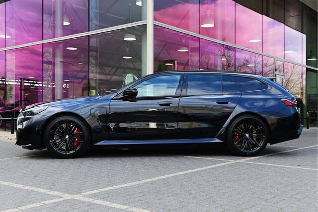 BMW M5 Touring Automaat / Trekhaak / Panoramadak / M Drive Professional / Comfort Access / Bowers & Wilkins / Adaptieve LED / Parking Assistant Professional