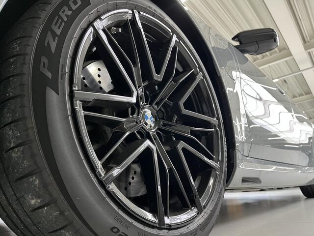 BMW M5 5-serie Touring | 2026 | M Driver's Pack | Trekhaak | Alcantara Hemel | Panorama | Driving Assistant Professional |