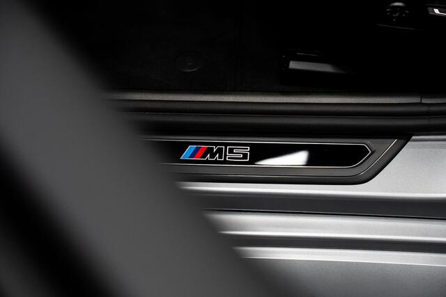 BMW M5 5-serie Touring *Bowers & Wilkins / M-Driver's Package / Stoelventilatie / Panorama / Carbon in- exterieur / Surround-View*