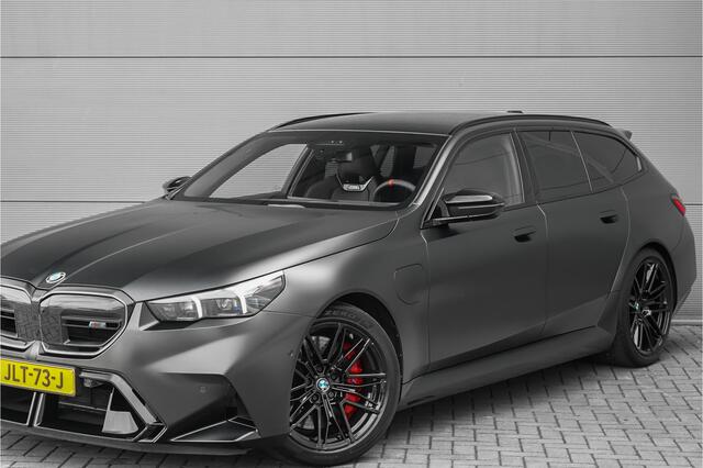 BMW M5 5-serie Touring CoPilot Iconic Glow B&W Frozen Black Trekhaak