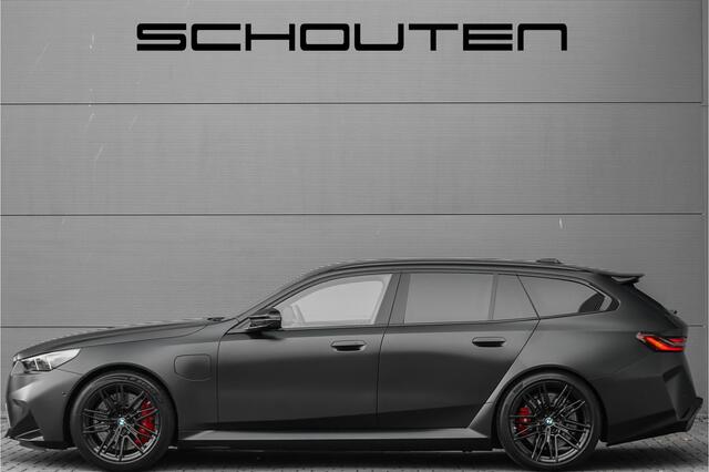 BMW M5 5-serie Touring CoPilot Iconic Glow B&W Frozen Black Trekhaak