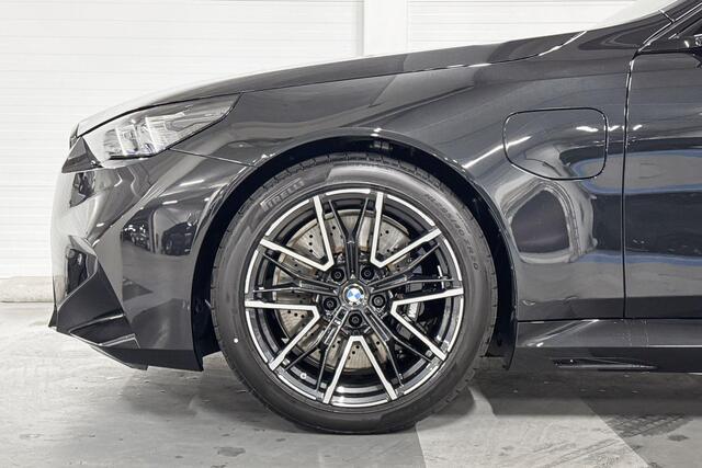 BMW M5 Sedan M-Drivers Pack | Comfort Pack | Driving Assistant Professional | Parking Assistant Professional | Bowers&Wilkins | Panoramadak | Comfort Access | Trekhaak