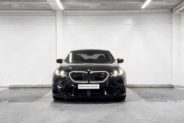 BMW M5 Sedan M-Drivers Pack | Comfort Pack | Driving Assistant Professional | Parking Assistant Professional | Bowers&Wilkins | Panoramadak | Comfort Access | Trekhaak