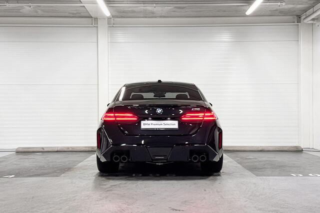 BMW M5 Sedan M-Drivers Pack | Comfort Pack | Driving Assistant Professional | Parking Assistant Professional | Bowers&Wilkins | Panoramadak | Comfort Access | Trekhaak