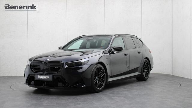 BMW M5 Touring | M Drivers Package | Akrapovic | Stoelventilatie | Bowers & Wilkins | Trekhaak | Panoramadak | Head-up | Carbon
