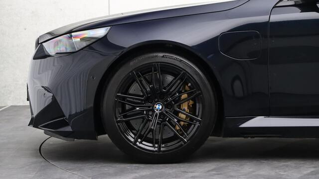 BMW M5 Touring | M Drivers Package | Akrapovic | Stoelventilatie | Bowers & Wilkins | Trekhaak | Panoramadak | Head-up | Carbon