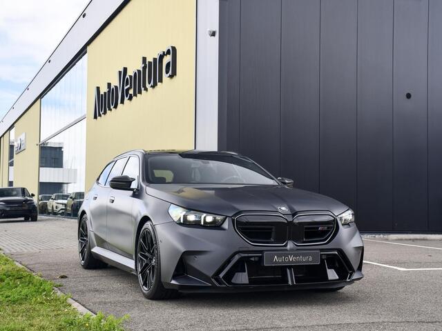 BMW M5 5-serie Touring l M drivers package l Stoelkoeling l Carbon | B&W Surround Audio | Trekhaak |