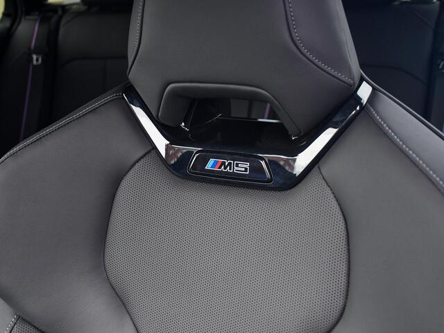 BMW M5 5-serie Touring l M drivers package l Stoelkoeling l Carbon | B&W Surround Audio | Trekhaak |
