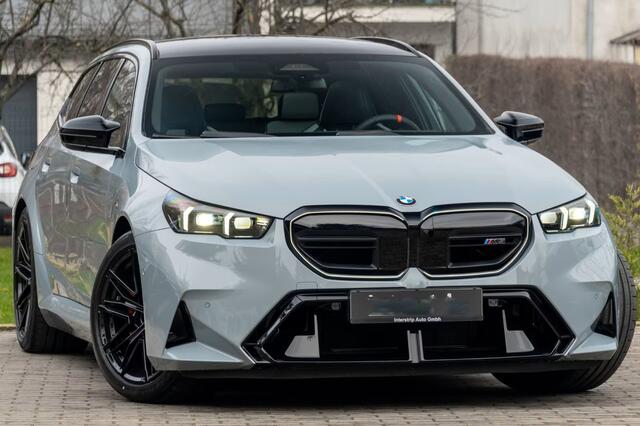 BMW M5 Touring ** DRIV. ASS+, M-REM, PANO, TREKH, ICONIC GLOW, MERINO LEDER, 21 INCH LMV ** 1e EIG - UNFALLFREI - Ex BMW AG ** ** INFORMEER OOK NAAR ONZE AANTREKKELIJKE FINANCIAL-LEASE TARIEVEN **