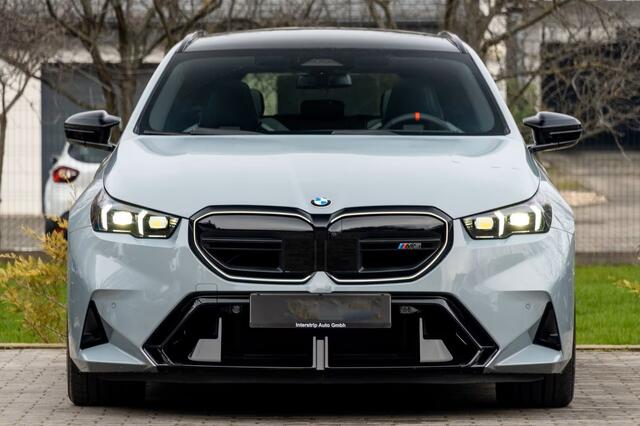 BMW M5 Touring ** DRIV. ASS+, M-REM, PANO, TREKH, ICONIC GLOW, MERINO LEDER, 21 INCH LMV ** 1e EIG - UNFALLFREI - Ex BMW AG ** ** INFORMEER OOK NAAR ONZE AANTREKKELIJKE FINANCIAL-LEASE TARIEVEN **
