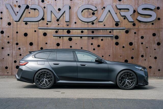 BMW M5 5-serie Touring | 950 PK | AKRAPOVIC | VOSSEN | CARBON | EVENTURI | PANORAMA | MATTE PPF |