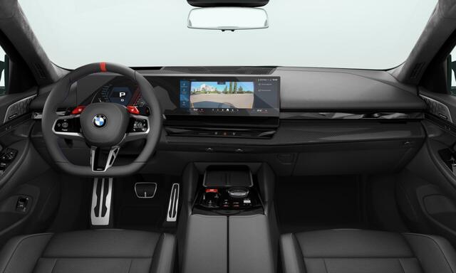 BMW M5 | 20/21'' | Panorama. | M Driv. Pack | Alcan. hemel | Driv. + Park. Prof. | Stoelvent. | B&W | Trekhaak | Stoelvent. | B&W | Stoelverw. voor/achter