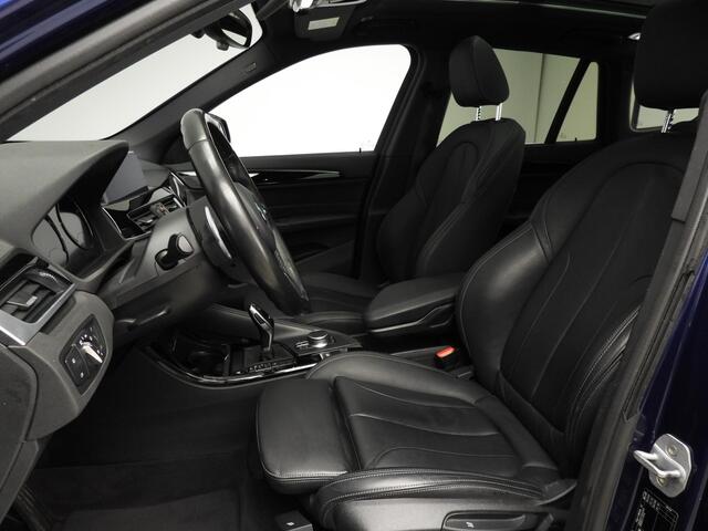 BMW X1 sDrive20i Automaat / Sportstoelen / Leder / Camera / Panoramadak / Head-up / X-Line / 19 inch