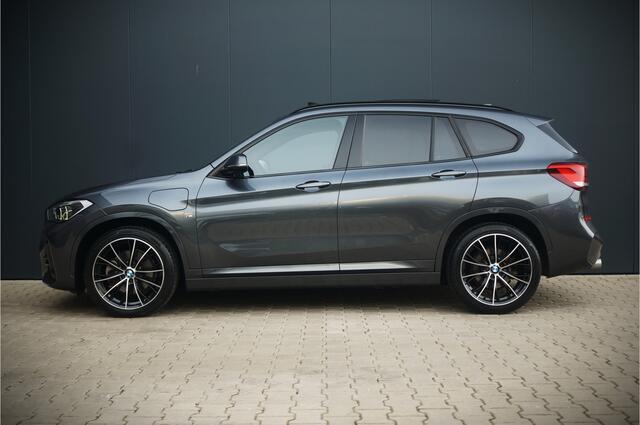 BMW X1 xDrive25e High Executive Edition M Sport | Panoramadak | Leer | Head-Up Display | Camera | Shadowline | Keyless | Adaptive Cruise Control | Navigatie Prof. | Stoelverwarming | Elek. Achterklep | Ambiance Verlichting |