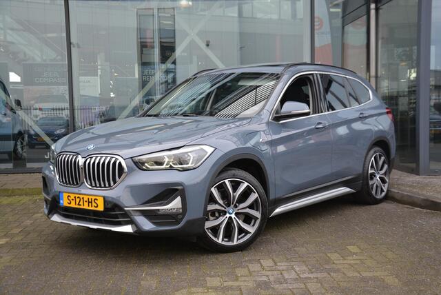 BMW X1 xDrive25e High Executive | Pano | Head up | Leer | Stuurverwarming