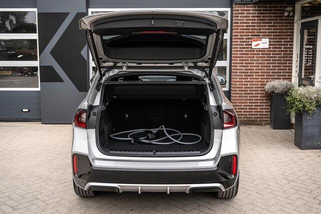 BMW X1 30e xDrive M Sport | Shadow | Driving Ass. Prof. | Trekhaak | ACC | Camera | 18 Inch |