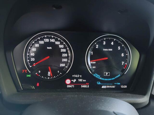 BMW X1 xDrive25e | 9.500 km!! | Camera | Privacy Glass | Stoel/Stuurverwarmig | Head-Up | Leder | 2 jaar BMW Garantie