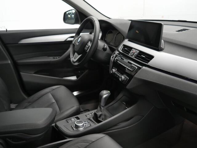 BMW X1 xDrive25e | 9.500 km!! | Camera | Privacy Glass | Stoel/Stuurverwarmig | Head-Up | Leder | 2 jaar BMW Garantie