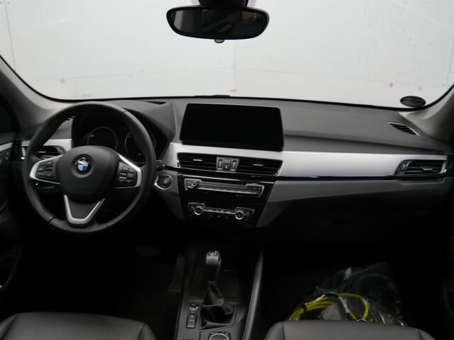 BMW X1 xDrive25e | 9.500 km!! | Camera | Privacy Glass | Stoel/Stuurverwarmig | Head-Up | Leder | 2 jaar BMW Garantie
