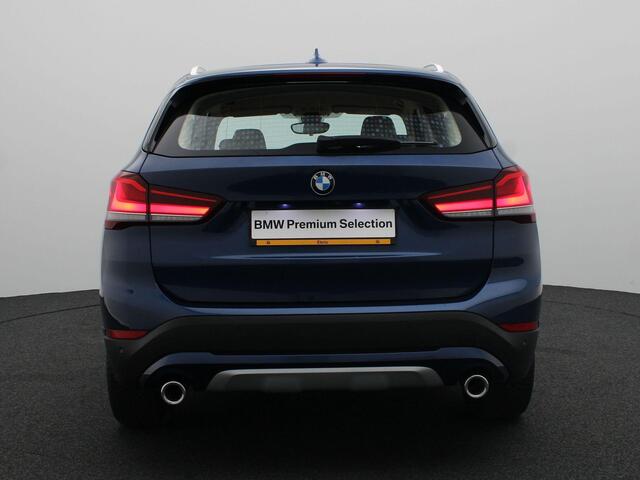 BMW X1 xDrive20i High Executive | xLine | Parking Pack | Safety Pack | Stuurwielrand Verwarmd | Elektrisch Verstelbare Voorstoelen | Active Cruise Control | Head-Up Display | 18''