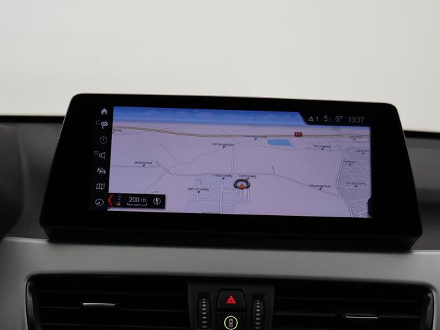 BMW X1 xDrive25e eDRIVE + LEDER | TREKHAAK | ADAPTIVE CRUISE | HEAD-UP | STOELVERWARMING