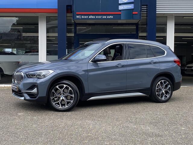 BMW X1 sDrive20i Business Edition Plus / Automaat / NL-Auto / Dealer-Onderhouden / Vol-Leder / Stoelverwarming / Open-Panodak / Cruise-Control / Head-Up-Display / Elektr.-Achterklep / DAB Radio-Bluetooth / Navi / LED / PDC V+A met Camera / 18'' LMV / ENZ.
