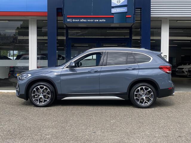BMW X1 sDrive20i Business Edition Plus / Automaat / NL-Auto / Dealer-Onderhouden / Vol-Leder / Stoelverwarming / Open-Panodak / Cruise-Control / Head-Up-Display / Elektr.-Achterklep / DAB Radio-Bluetooth / Navi / LED / PDC V+A met Camera / 18'' LMV / ENZ.