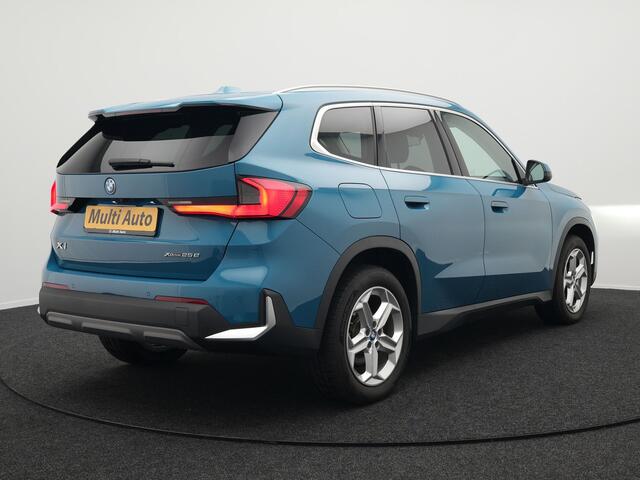 BMW X1 xDrive25e Plug In Hybrid 245pk Dealer O.H PHEV | Trekhaak af Fabriek | Adaptive Cruise | Sportstoelen Memory | Stuur & Stoelverwarming | Harman Kardon | Widescreen Navi | Sfeerverlichting | Keyless |