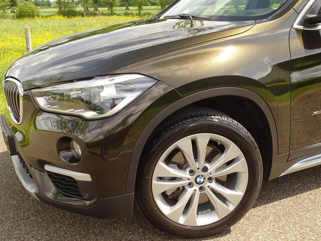 BMW X1 xDrive25i Centennial High Executive | Trekhk | HUD | NAV | 18inch | Uniek!
