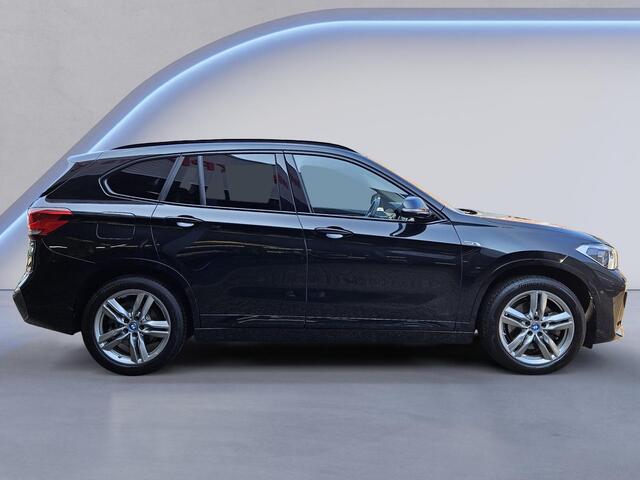 BMW X1 xDrive25e M Sport /Apple Carplay/Sportstoelen/Parkeersens. V+A+Cam/Stoelverw./Elektr. Klep/DAB+/Sperdiff/Trekhaak/(MET GARANTIE*)