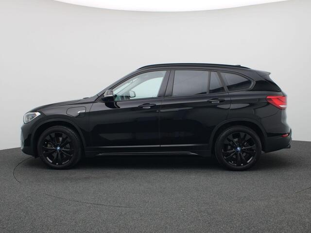 BMW X1 xDrive25e Business Edition Plus 220PK Aut. Sportline Black line, Alarm, Head-Up Display, Clima, Cruise Control, Parkeersensoren Achter, Elektr. Achterklep, Stoelverwarming, 18" LM Velgen